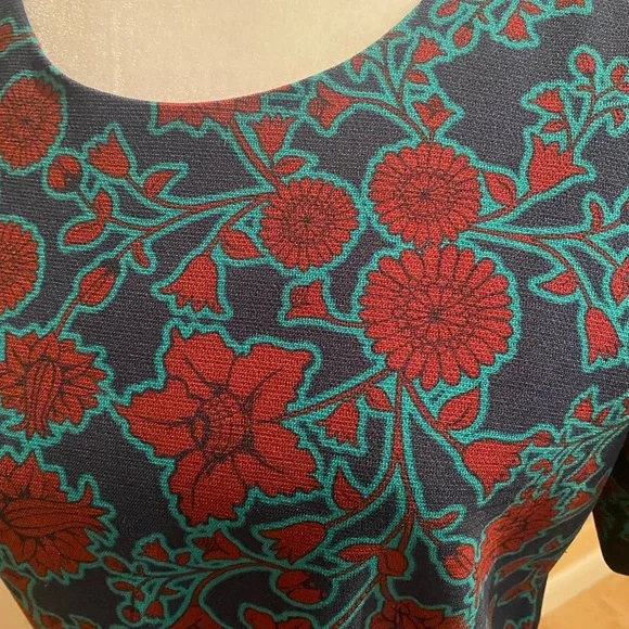 Beautiful and flattering dress for work or fun. - Picture 2 of 4